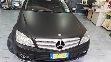 Wrapping Mercedes Classe C220 da nero lucido a Nero Opaco