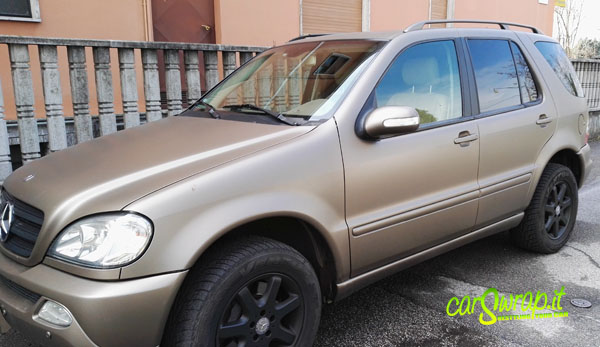 Mercedes M1 da blu a Marrone, ricoperta con pellicola removibile spray color marrone e cerchi nero opaco con pellicola removibile spray