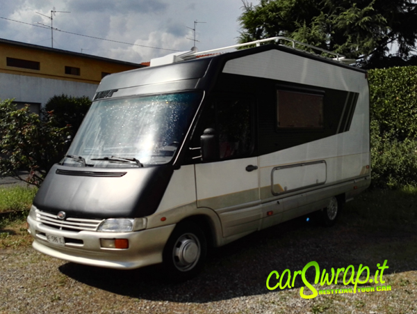 decorazione camper con pellicola nero opaco