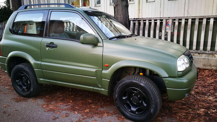 Suzuki Vitara pellicola removibile spray verde militare con cerchi