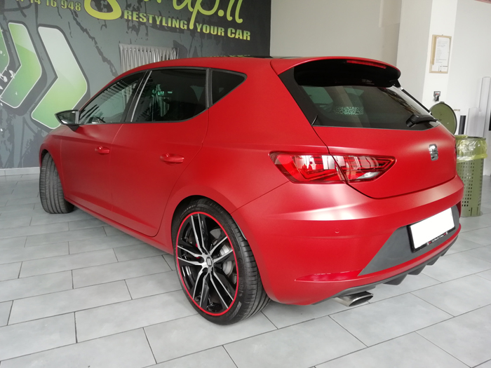 Wrapping Seat Leon rivestita con pellicola 3M 1080-SP273 Satin Vampire Red